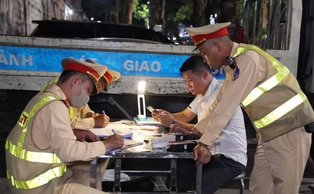 Nam tài xế ở Hà Nội vi phạm nồng độ cồn vì người yêu doạ: “Anh phải chở về, nếu không sẽ chia tay”