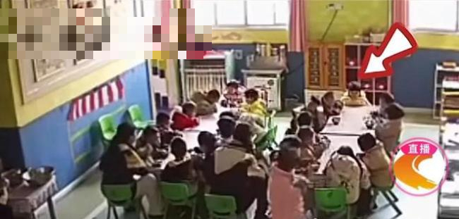 10 phút kiểm tra camera lớp học của con khiến bà mẹ khóc ròng: Chị tức tốc lên trường, phòng giáo dục vào cuộc!- Ảnh 1.