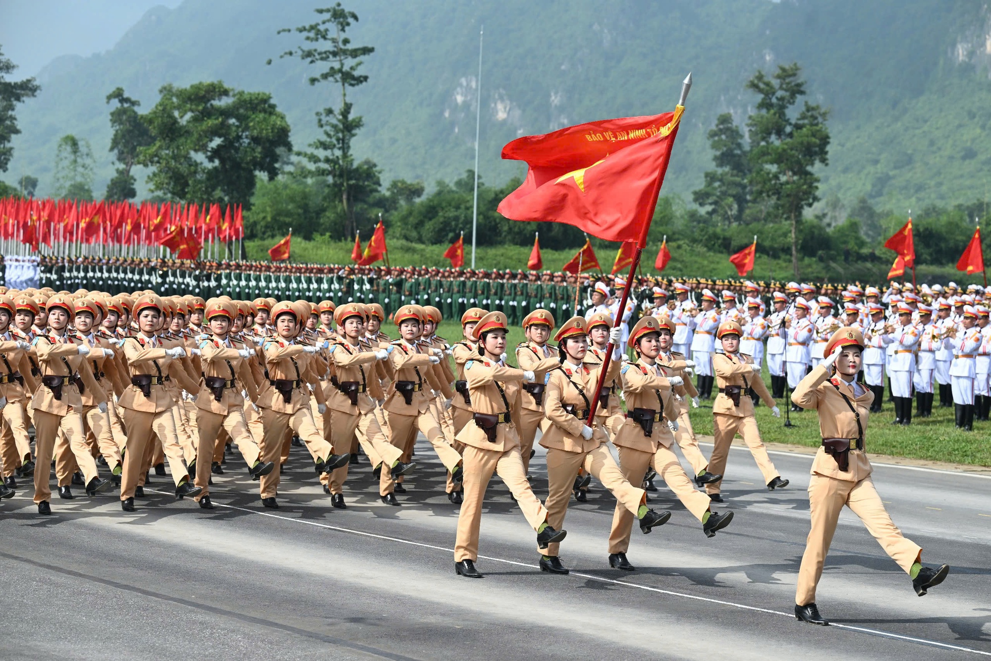 9 khối nữ chiến sĩ Công an, Quân đội tổng hợp luyện cho ngày 2/9: Vượt nắng hè, rèn ý chí, vững bước chân- Ảnh 8.