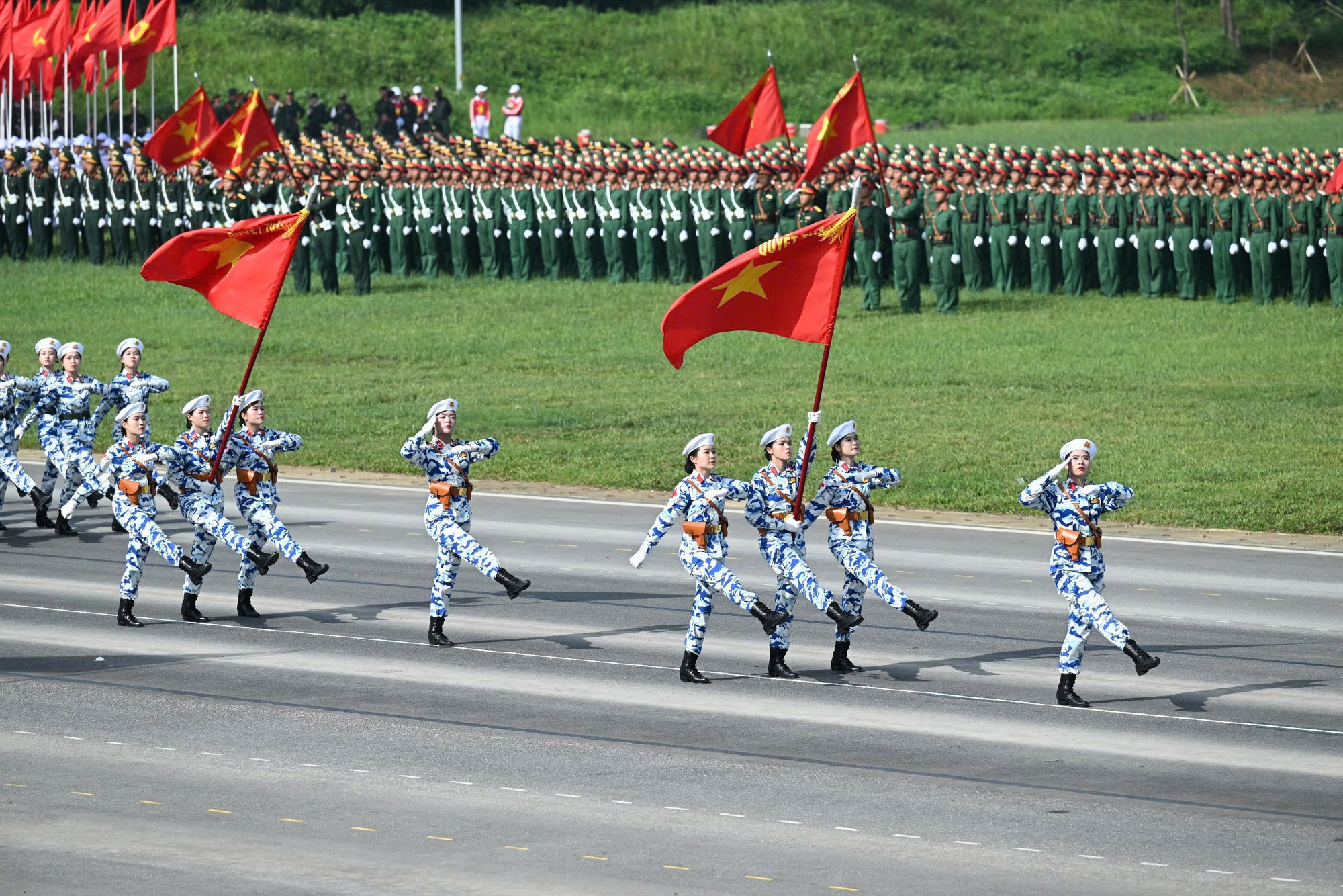 9 khối nữ chiến sĩ Công an, Quân đội tổng hợp luyện cho ngày 2/9: Vượt nắng hè, rèn ý chí, vững bước chân- Ảnh 4.