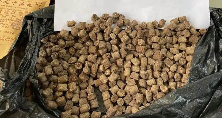 Theo dõi 100.000 gói hàng bất thường, cảnh sát triệt phá đường dây sản xuất thuốc giả doanh thu 765 tỷ đồng, tịch thu 500kg thuốc trong căn biệt thự