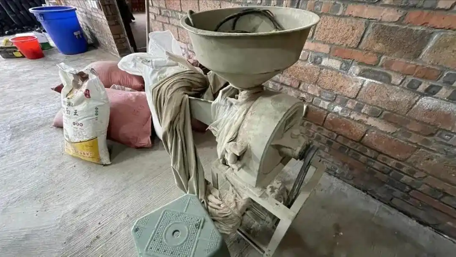 Theo dõi 100.000 gói hàng bất thường, cảnh sát triệt phá đường dây sản xuất thuốc giả doanh thu 765 tỷ đồng, tịch thu 500kg thuốc trong căn biệt thự