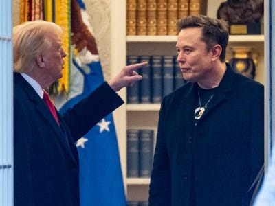 Cổ phiếu Tesla 'cắm đầu' khi ông Donald Trump 'cà khịa' Musk 'nhận nhiều trợ cấp từ chính phủ nhất trong lịch sử, nếu không đã phá sản' - Ảnh 1.