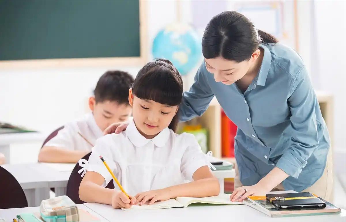 Điểm số Tiểu học có quan trọng không? Kiến thức chiếm 3%, điều quyết định tương lai trẻ nằm ở 3 KỸ NĂNG
