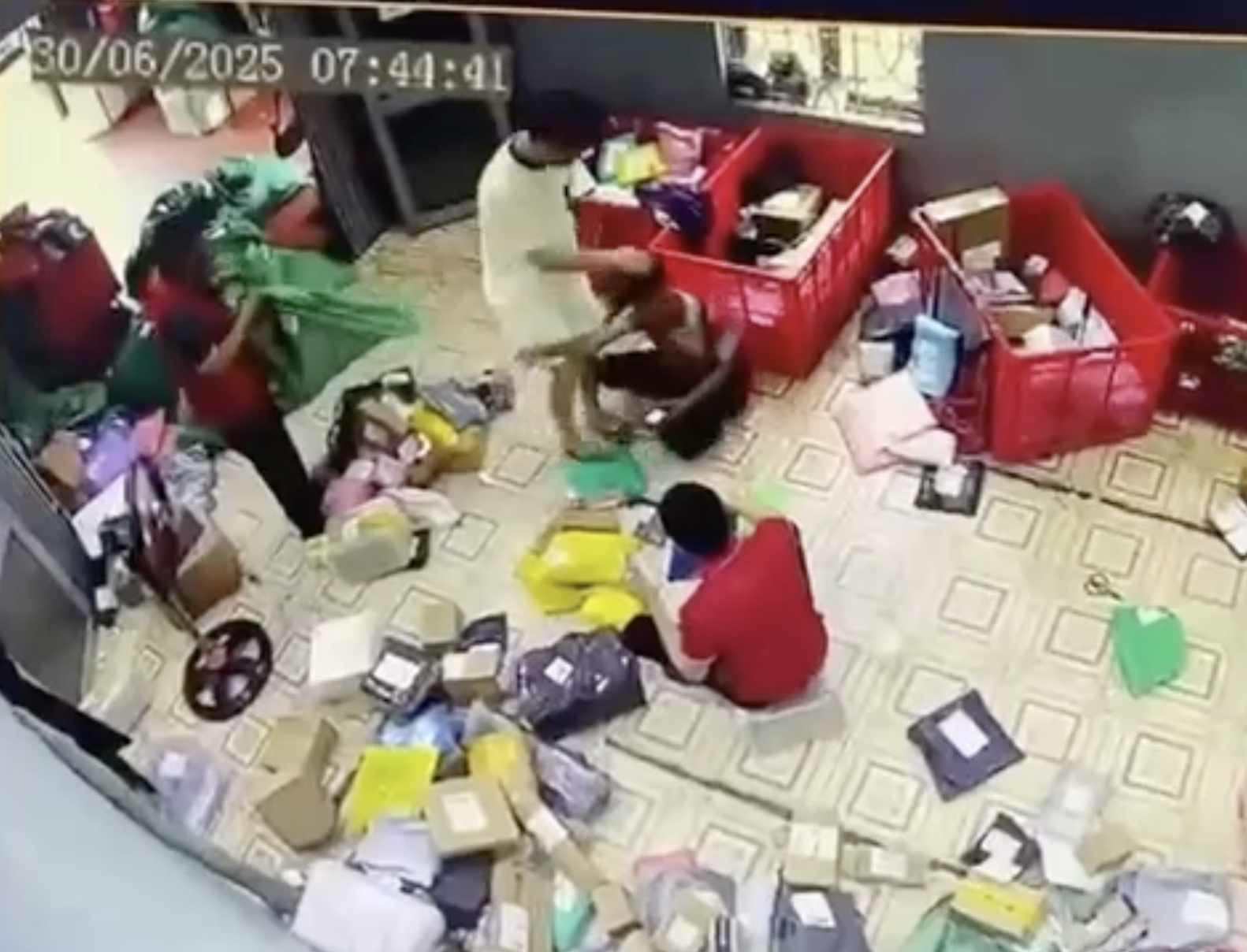 Công ty vận chuyển thông tin về vụ nam shipper bị đánh ở kho Hải Phòng: Là trụ cột chính trong gia đình, hoàn cảnh khó khăn- Ảnh 1.