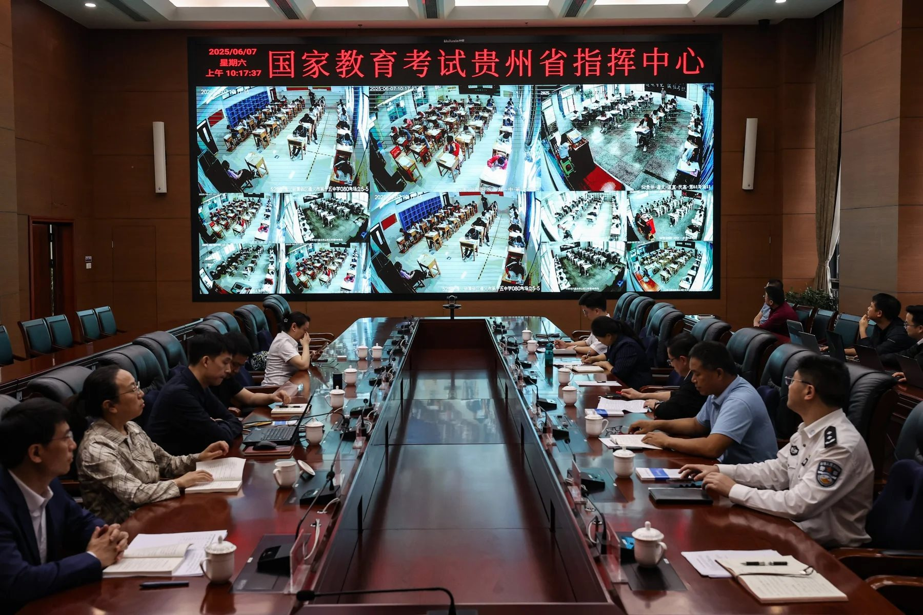 Bi hài ở Trung Quốc: Viết bài hay quá bị vu oan là nhờ AI, sinh viên phải cố viết dở mới được tốt nghiệp