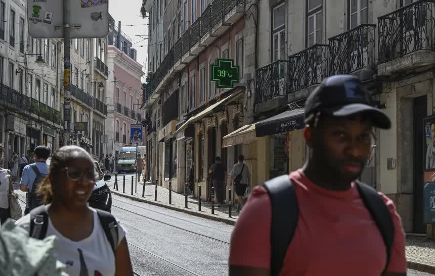 Tháp Eiffel đóng cửa, ngừng đón khách du lịch- Ảnh 3.