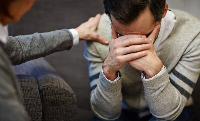 Tại sao nhiều người đàn ông luôn cảm thấy mình KÉM CỎI và không xứng đáng: Giải mã tâm lý học