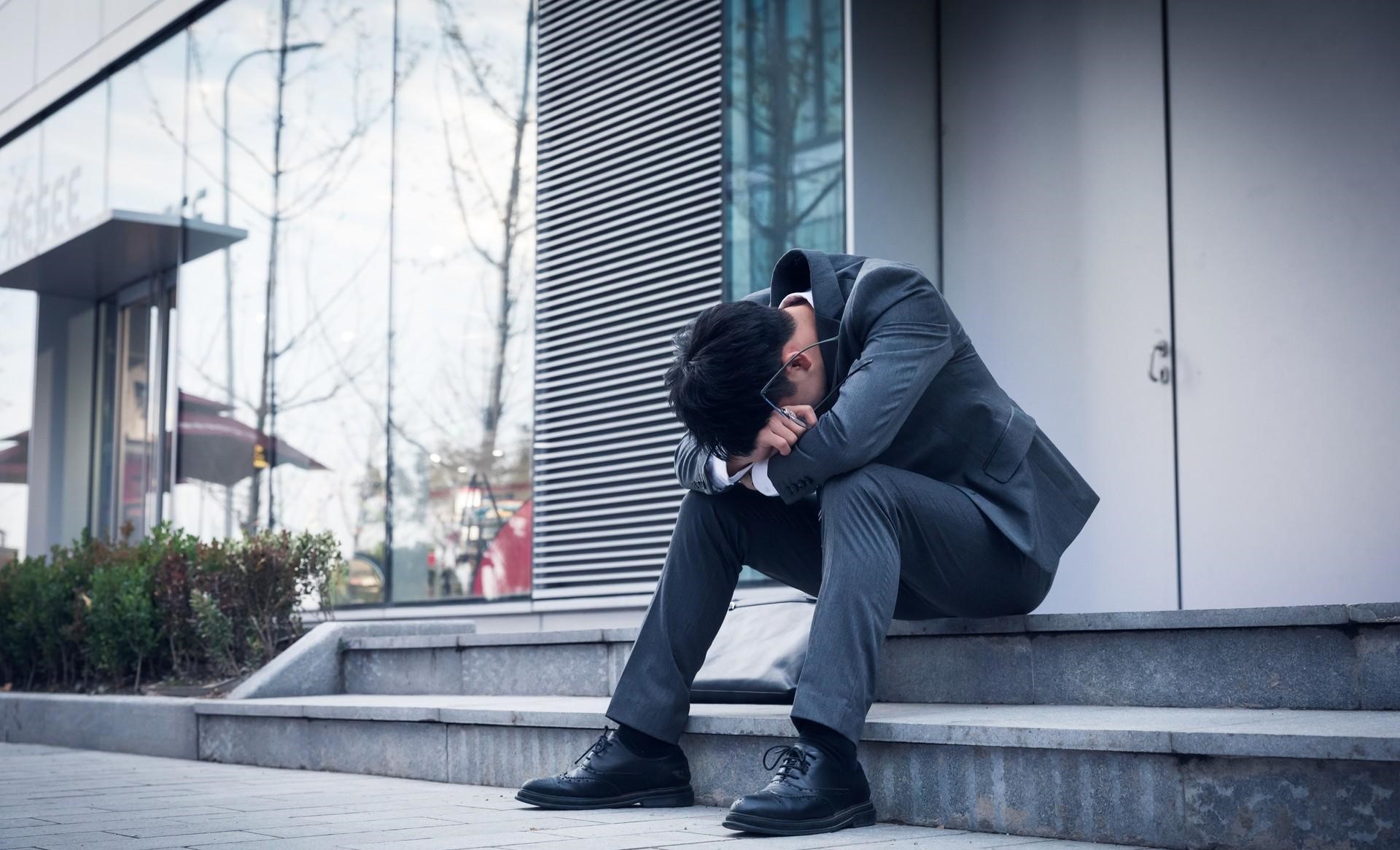 Tại sao nhiều người đàn ông luôn cảm thấy mình KÉM CỎI và không xứng đáng: Giải mã tâm lý học