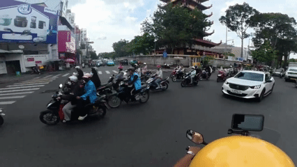 TP HCM: Hỗ trợ cô gái bị đau ruột thừa dữ dội kịp đến bệnh viện - Ảnh 1.