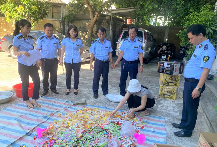 Tiêu hủy nhiều sản phẩm chân gà, kẹo dẻo, xà phòng… nhập lậu