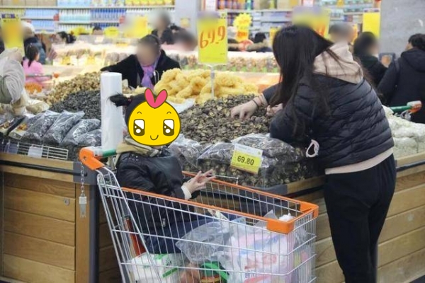 Đứa trẻ 5 tuổi bị nhân viên siêu thị tố cáo ăn trộm, hàng trăm ánh mắt nhìn vào: Bà mẹ có pha xử lý xứng đáng vào SGK- Ảnh 1.