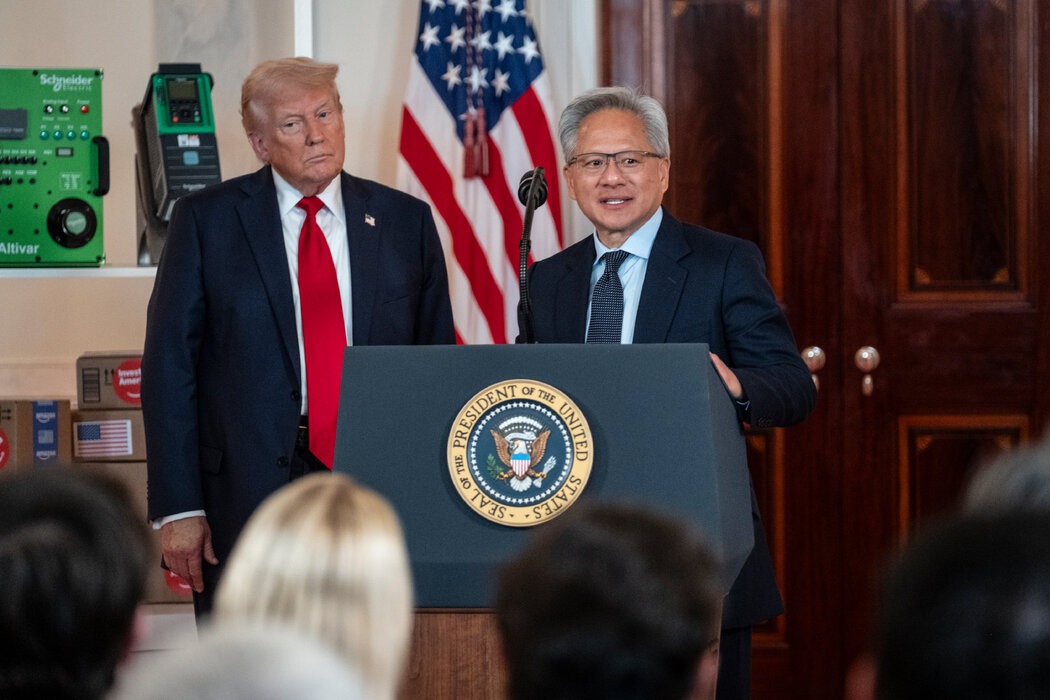 Hé lộ câu chuyện ông trùm AI thuyết phục Tổng thống Trump gật đầu, dỡ lệnh cấm bán hàng cho Trung Quốc- Ảnh 2. Hé lộ câu chuyện ông trùm AI thuyết phục Tổng thống Trump gật đầu, dỡ lệnh cấm bán hàng cho Trung Quốc- Ảnh 2.