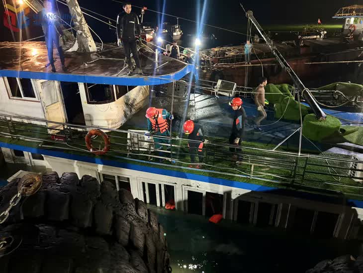 Vụ đắm tàu trên Vịnh Hạ Long: Tàu được kéo lên khỏi mặt nước để tìm kiếm người mất tích- Ảnh 2.