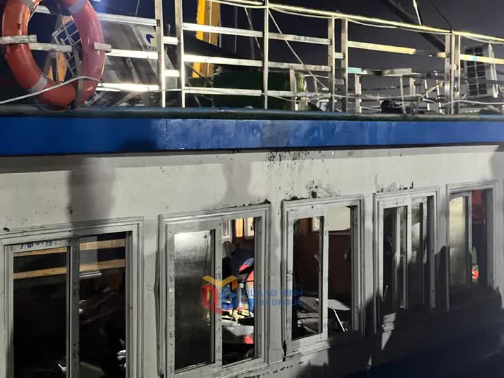 Vụ đắm tàu trên Vịnh Hạ Long: Tàu được kéo lên khỏi mặt nước để tìm kiếm người mất tích- Ảnh 3.