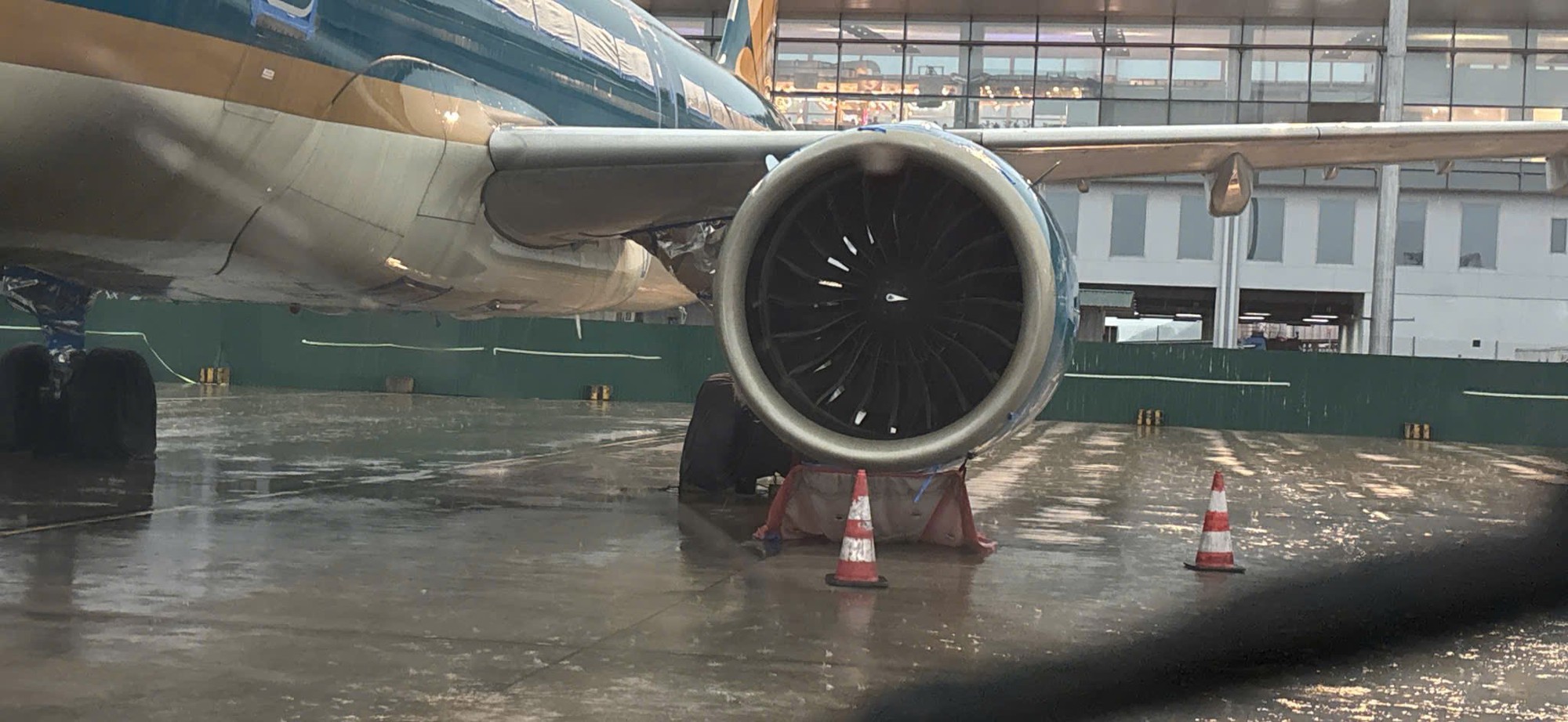 Hàng không khẩn trương ứng phó bão Wipha - Ảnh 1.