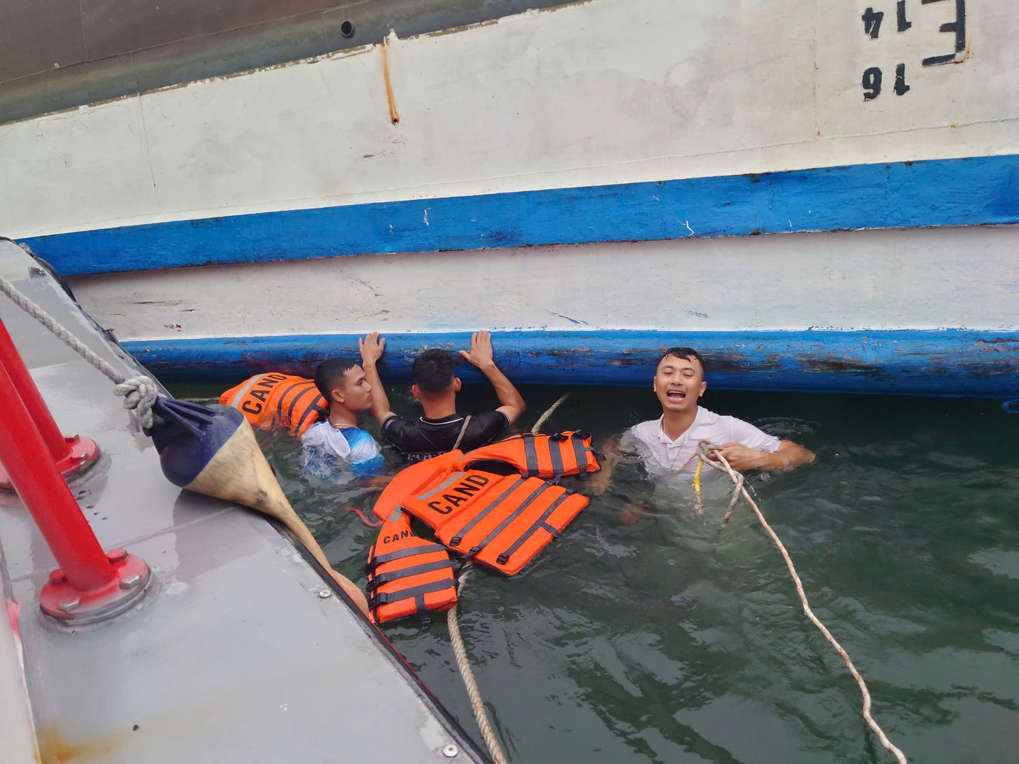 Vụ lật tàu ở Hạ Long: Thợ lặn đau lòng kể 3 giờ lục tìm từng khoang tàu, chỉ lo thi thể bị trôi dạt đi xa- Ảnh 6. Vụ lật tàu ở Hạ Long: Thợ lặn đau lòng kể 3 giờ lục tìm từng khoang tàu, chỉ lo thi thể bị trôi dạt đi xa- Ảnh 6.