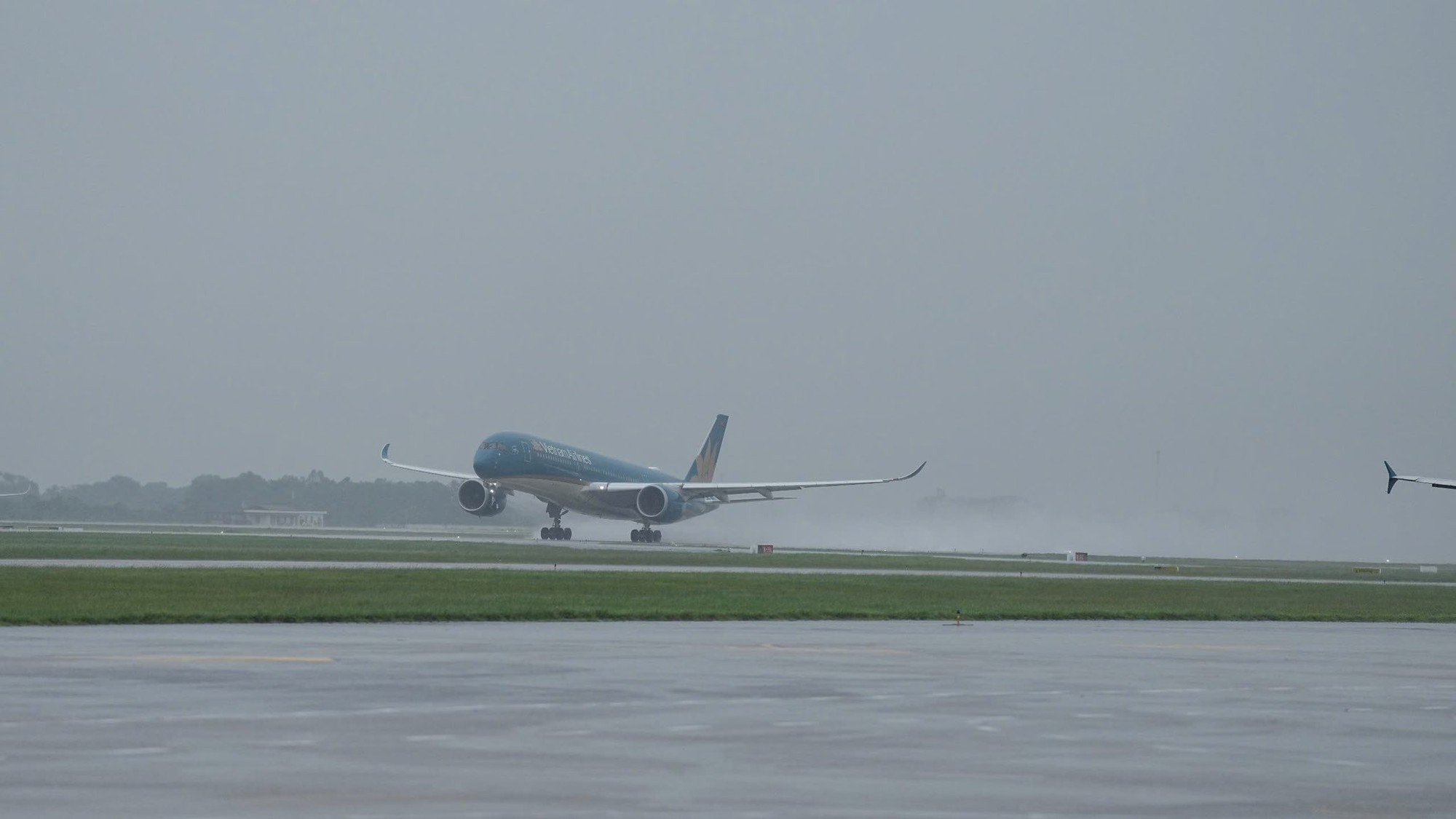 Hàng không khẩn trương ứng phó bão Wipha - Ảnh 3.