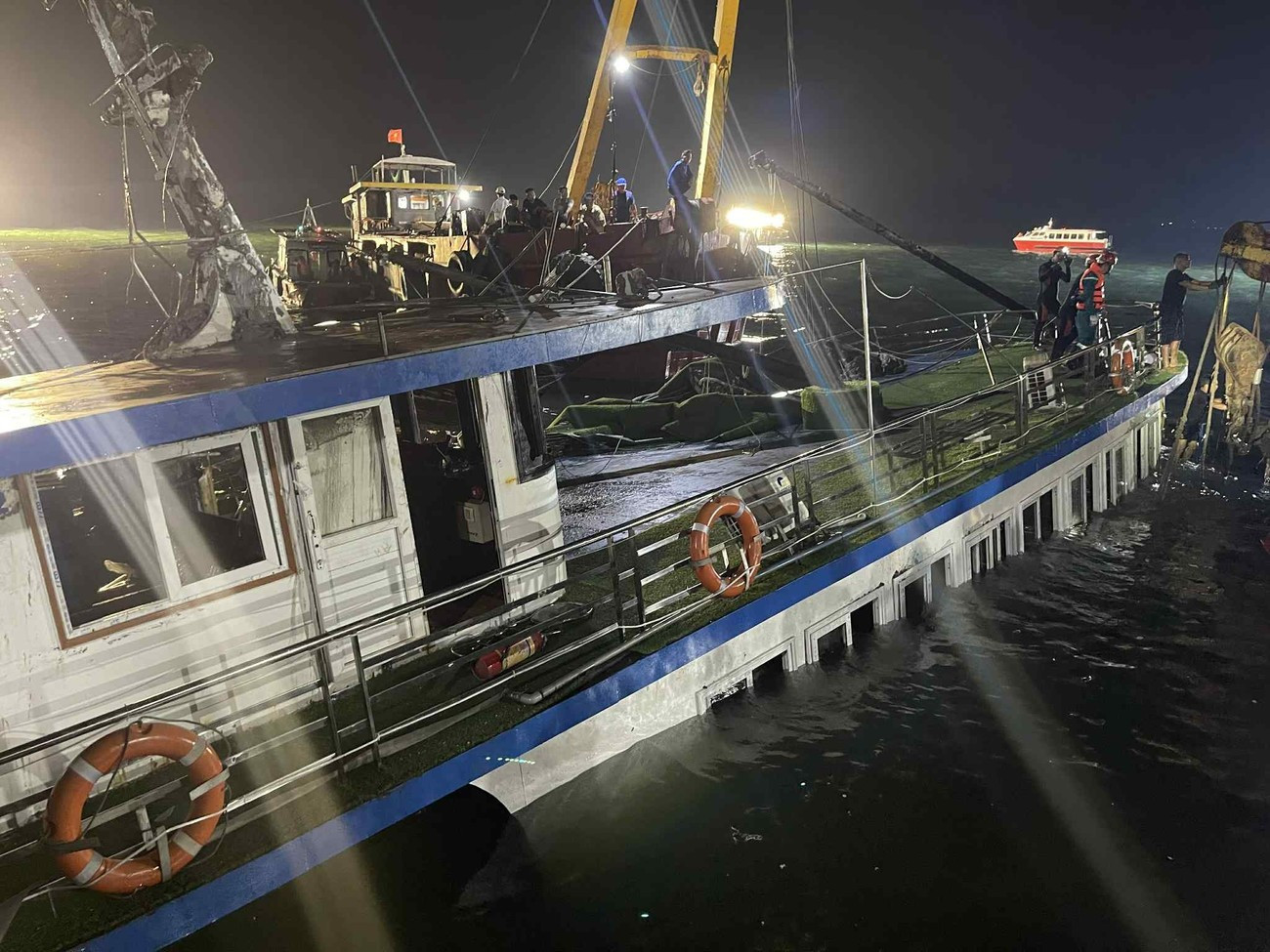 Bộ GD&ĐT chỉ đạo hỗ trợ các gia đình học sinh thương vong trong vụ lật tàu ở Quảng Ninh- Ảnh 1.