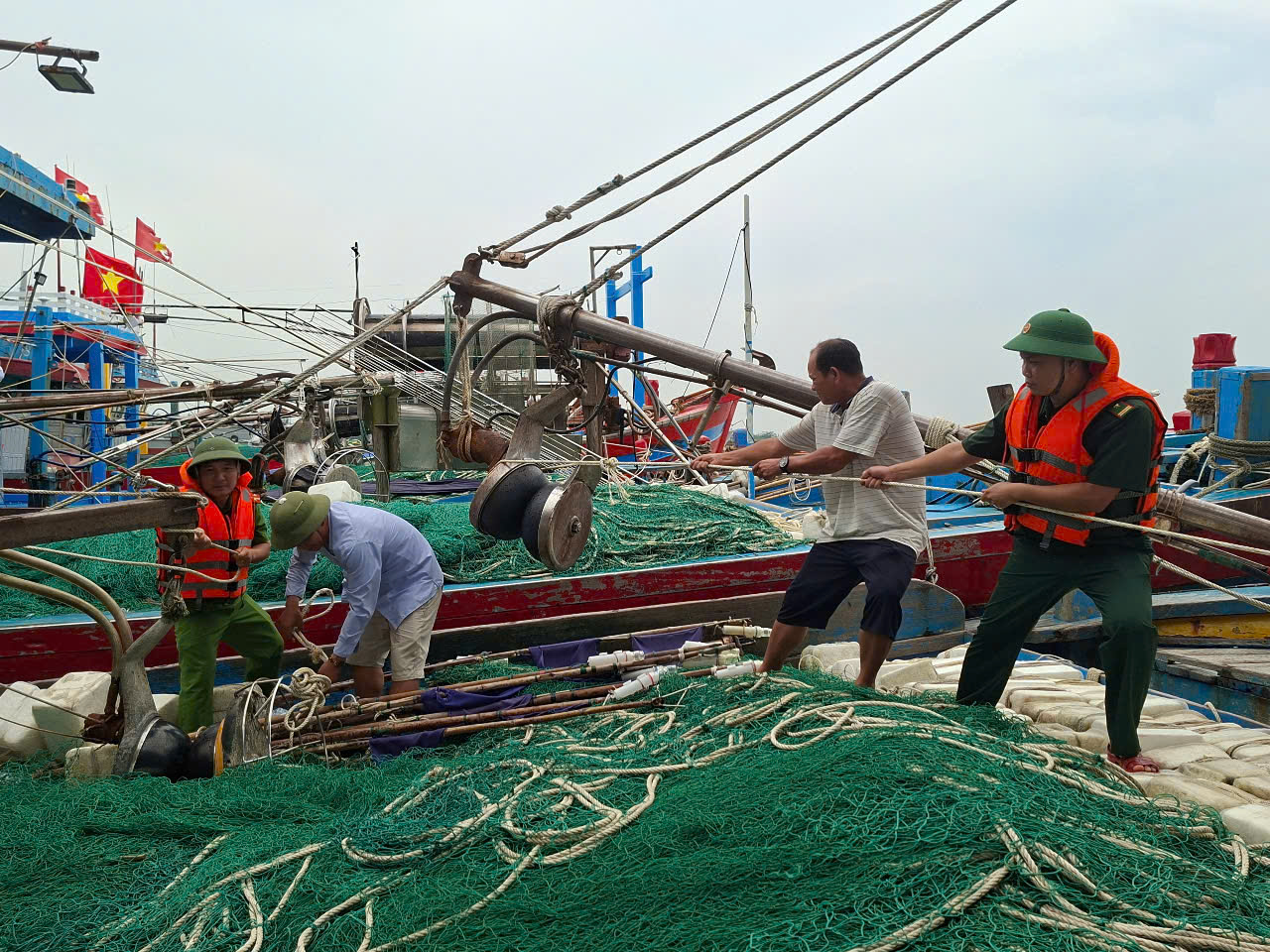 Ninh Bình: Nhiều tàu thuyền đã vào bờ tránh trú bão an toàn- Ảnh 1. Ninh Bình: Nhiều tàu thuyền đã vào bờ tránh trú bão an toàn- Ảnh 1.
