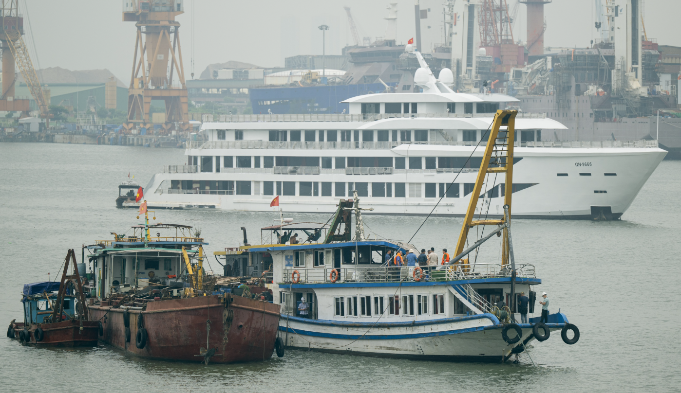 Những hình ảnh đầu tiên của tàu Vịnh Xanh sau khi được trục vớt: Boong tàu biến dạng, cửa kính vỡ vụn- Ảnh 1.