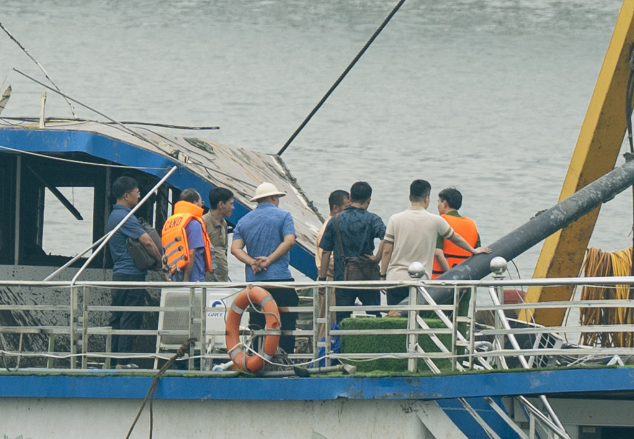 Những hình ảnh đầu tiên của tàu Vịnh Xanh sau khi được trục vớt: Boong tàu biến dạng, cửa kính vỡ vụn- Ảnh 2.