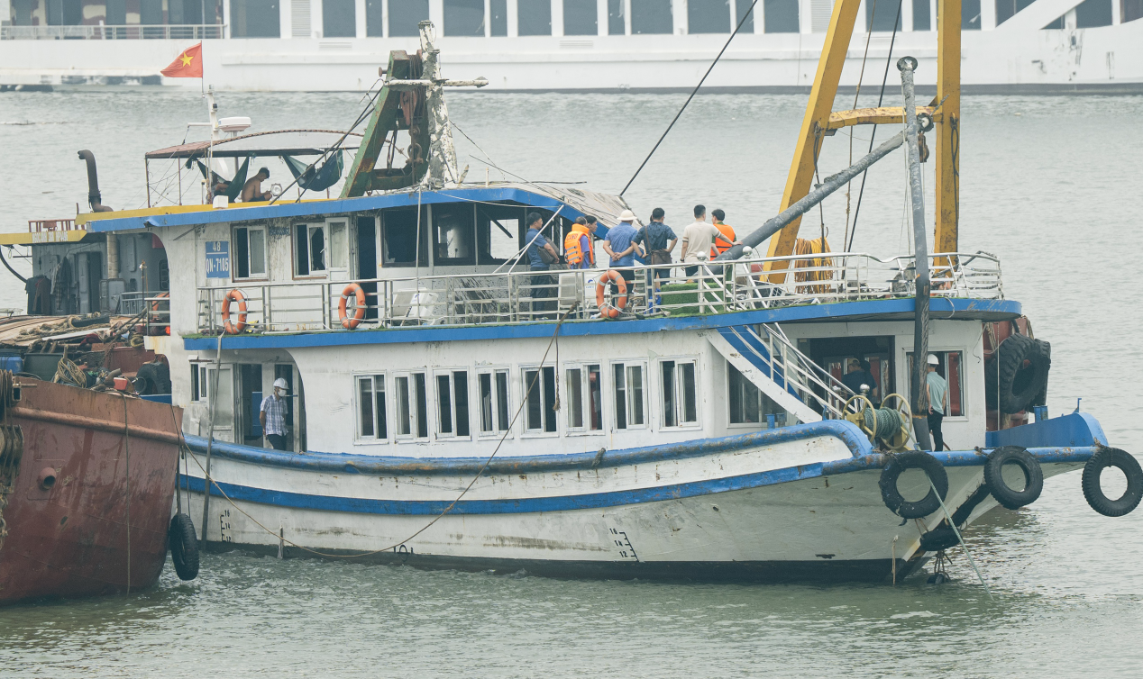 Những hình ảnh đầu tiên của tàu Vịnh Xanh sau khi được trục vớt: Boong tàu biến dạng, cửa kính vỡ vụn- Ảnh 3.