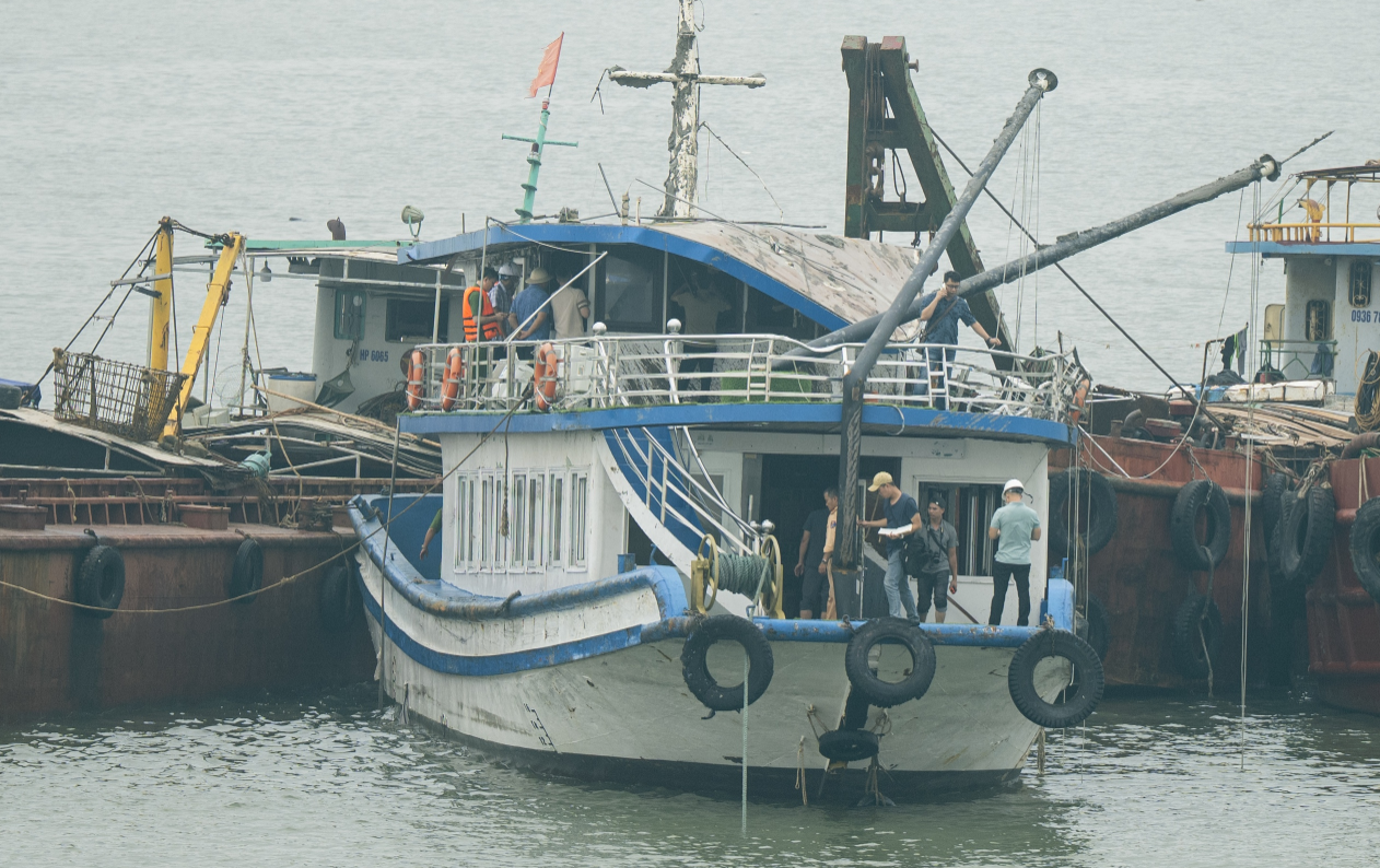 Những hình ảnh đầu tiên của tàu Vịnh Xanh sau khi được trục vớt: Boong tàu biến dạng, cửa kính vỡ vụn- Ảnh 4.