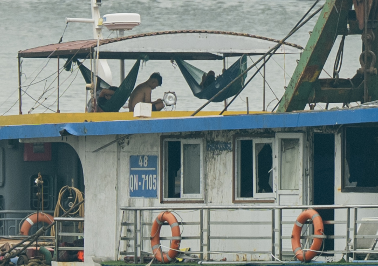 Những hình ảnh đầu tiên của tàu Vịnh Xanh sau khi được trục vớt: Boong tàu biến dạng, cửa kính vỡ vụn- Ảnh 6.