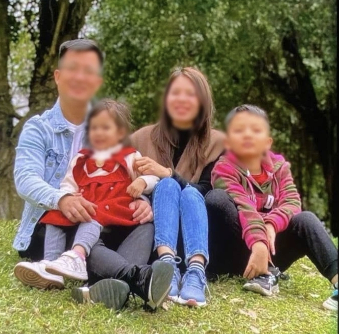 Bé trai 10 tuổi kể cho gia đình về những phút cuối khi "bố kịp mặc áo phao, đẩy con lên rồi mất tích"- Ảnh 2.