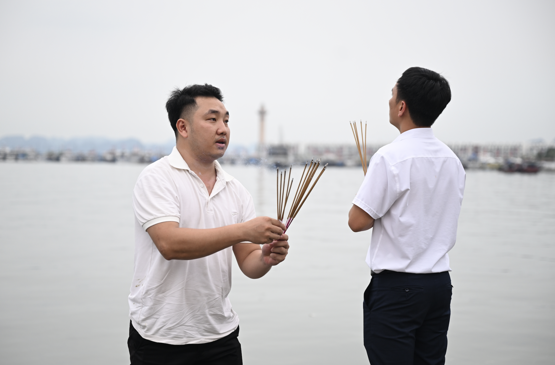 Bé trai 10 tuổi kể cho gia đình về những phút cuối khi "bố kịp mặc áo phao, đẩy con lên rồi mất tích"- Ảnh 3.