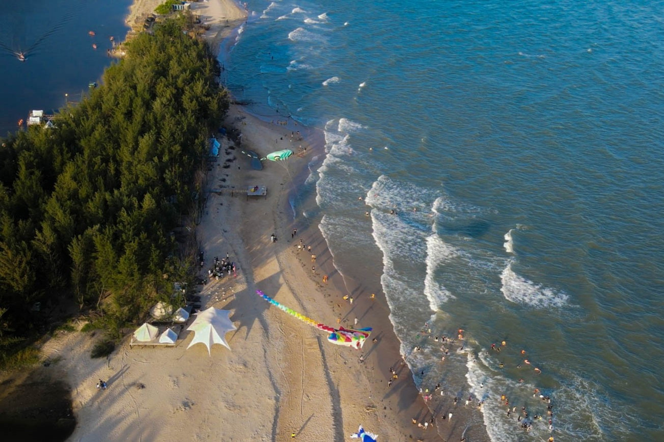 Bãi biển trong xanh, đẹp hoang sơ ở TPHCM được truyền thông quốc tế khen hết lời- Ảnh 2.