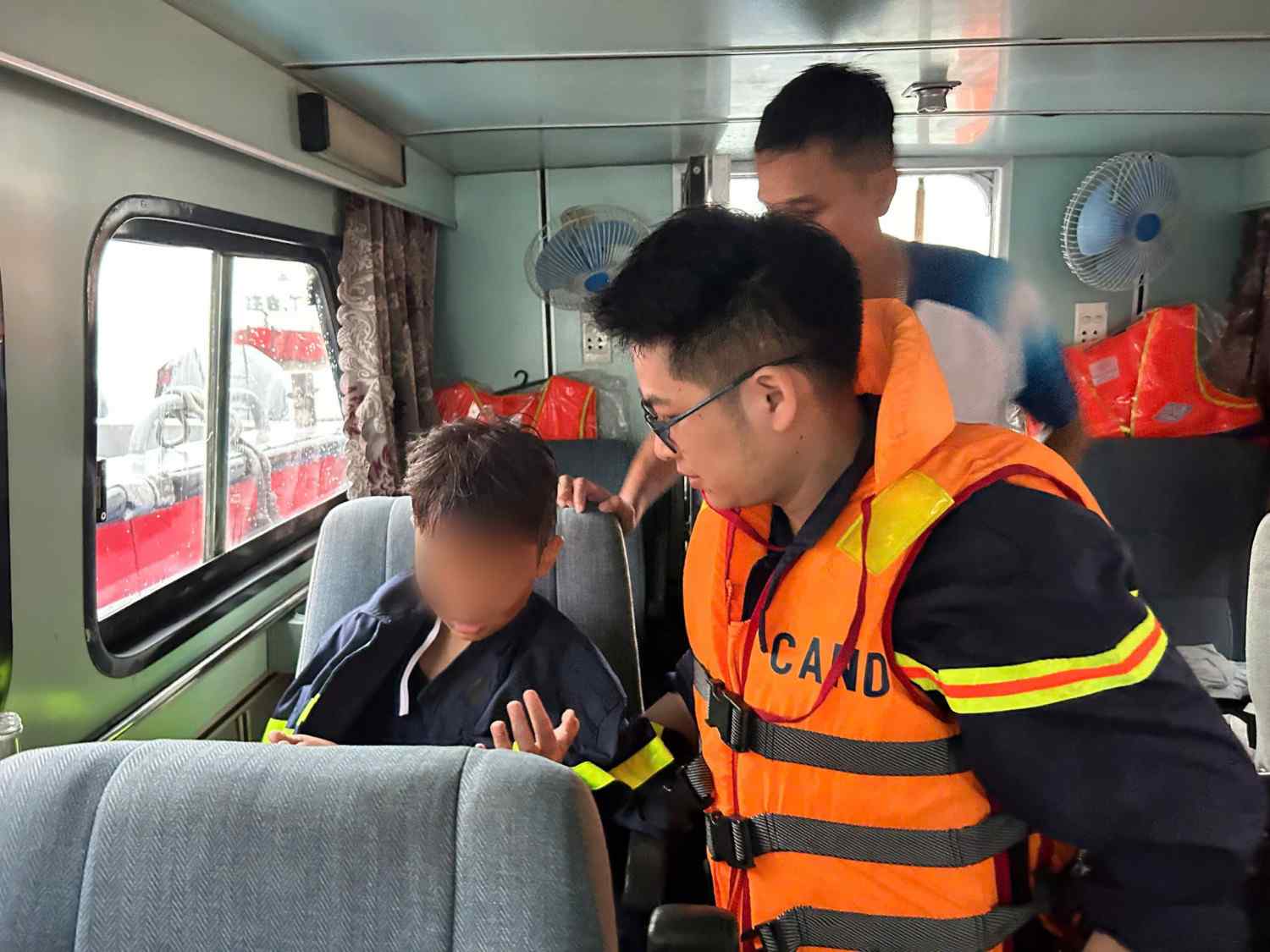 Bé trai 10 tuổi kể cho gia đình về những phút cuối khi "bố kịp mặc áo phao, đẩy con lên rồi mất tích"- Ảnh 1.