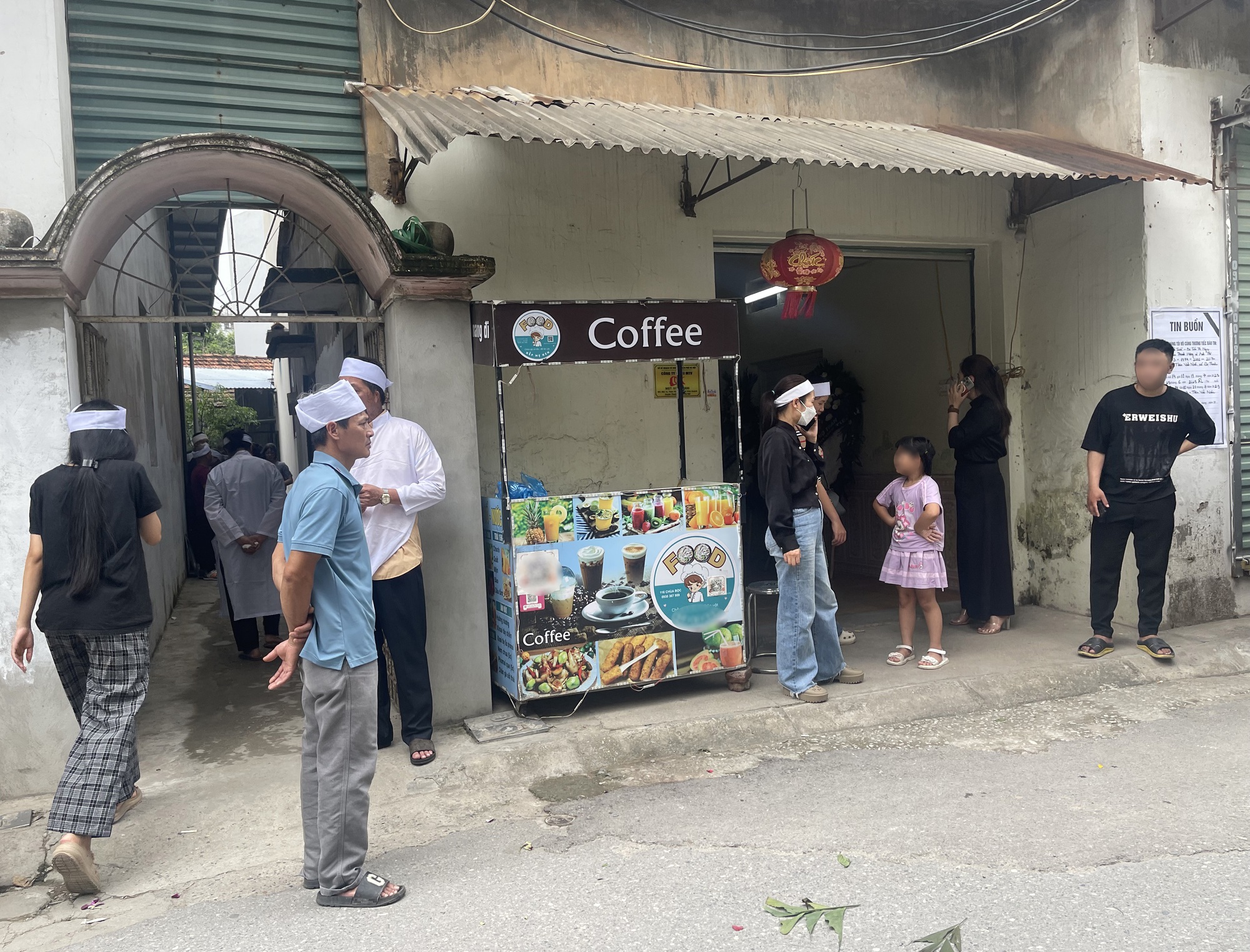 Lặng người trước 4 tấm di ảnh của 1 gia đình ở Hà Nội gặp nạn trong vụ lật tàu: Cả nhà chưa từng đi du lịch, đây là chuyến tặng cho con trai mới thi xong lớp 12, nào ngờ...- Ảnh 1.