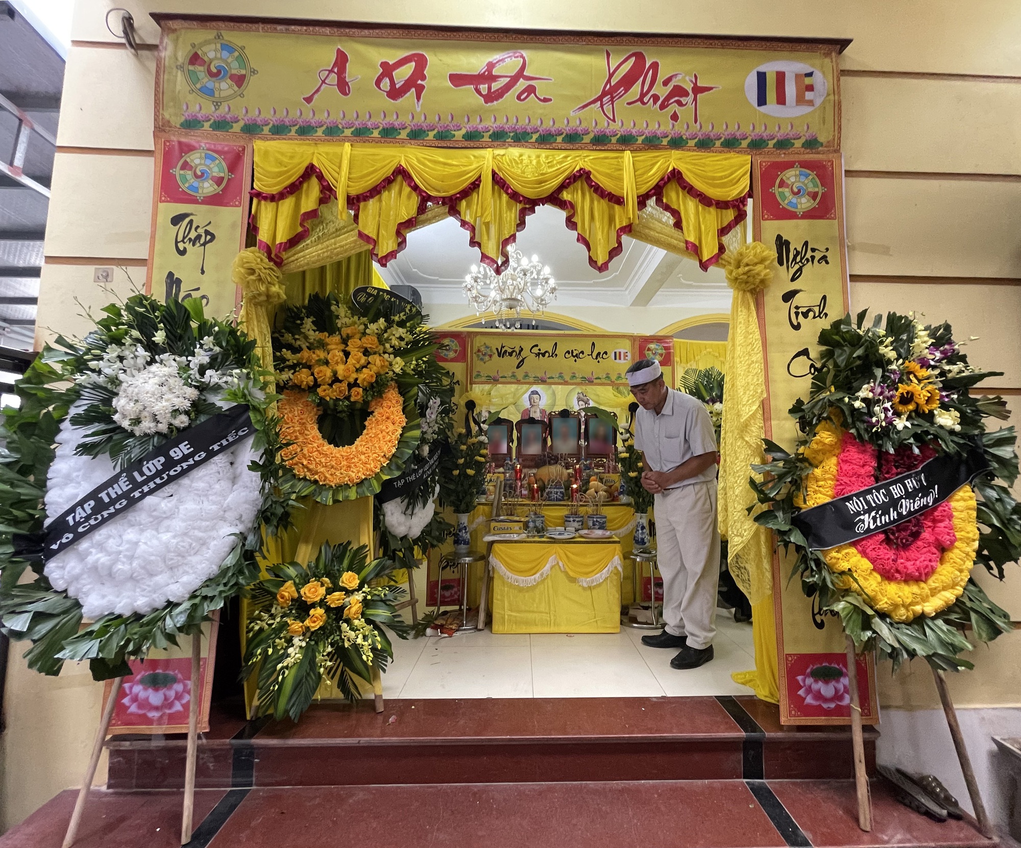 Lặng người trước 4 tấm di ảnh của 1 gia đình ở Hà Nội gặp nạn trong vụ lật tàu: Cả nhà chưa từng đi du lịch, đây là chuyến tặng cho con trai mới thi xong lớp 12, nào ngờ...- Ảnh 2.