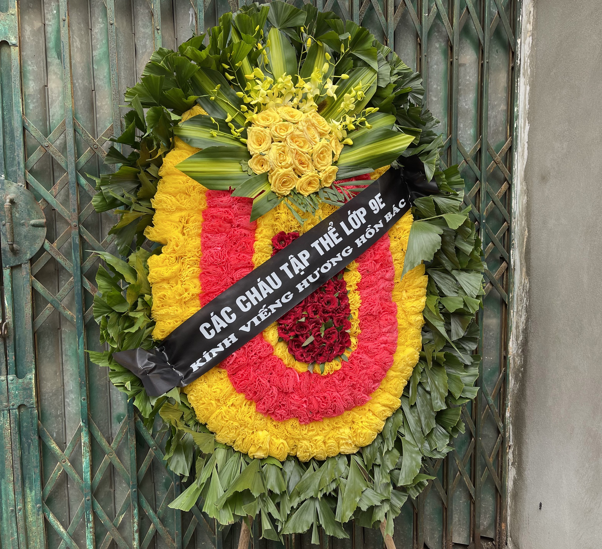 Lặng người trước 4 tấm di ảnh của 1 gia đình ở Hà Nội gặp nạn trong vụ lật tàu: Cả nhà chưa từng đi du lịch, đây là chuyến tặng cho con trai mới thi xong lớp 12, nào ngờ...- Ảnh 3.