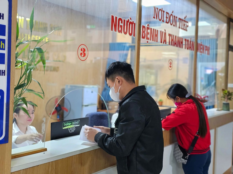 BHYT có thanh toán khi bệnh nhân tự mua thuốc bên ngoài? - Ảnh 2.