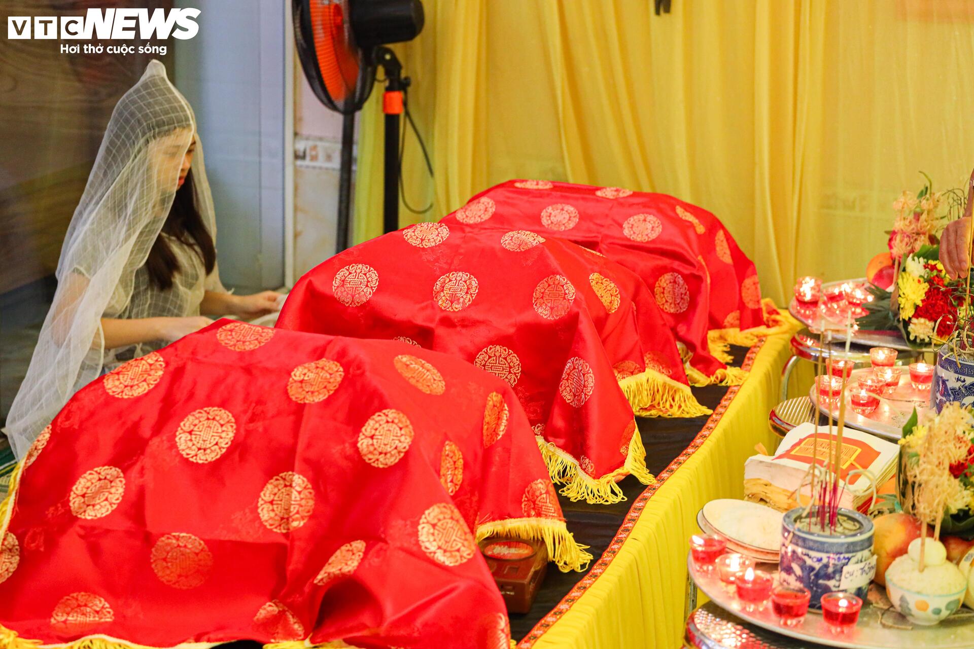 Người đàn ông gục ngã bên linh cữu bố mẹ và vợ, con thơ vẫn mất tích ngoài biển- Ảnh 7.