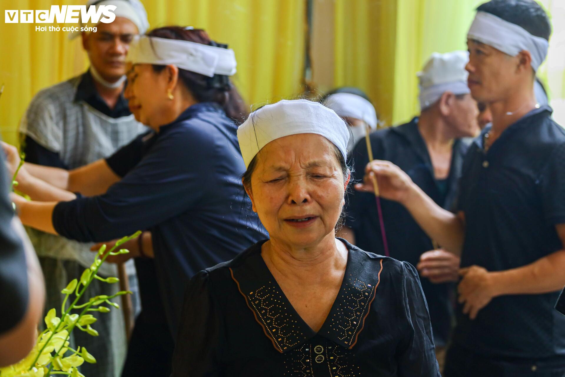 Người đàn ông gục ngã bên linh cữu bố mẹ và vợ, con thơ vẫn mất tích ngoài biển- Ảnh 9.