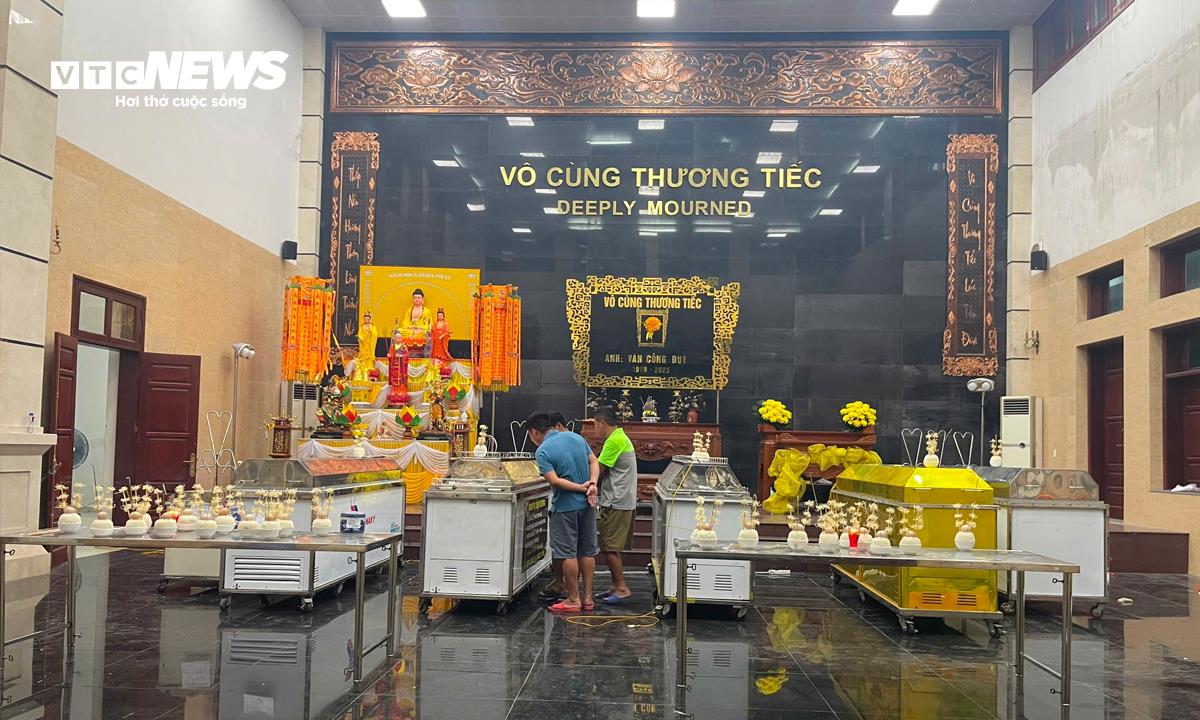 Con gái nạn nhân vụ lật tàu ở Hạ Long: 'Tôi sẽ đợi mẹ để đưa về nhà cùng bố'- Ảnh 1. Con gái nạn nhân vụ lật tàu ở Hạ Long: 'Tôi sẽ đợi mẹ để đưa về nhà cùng bố'- Ảnh 1.