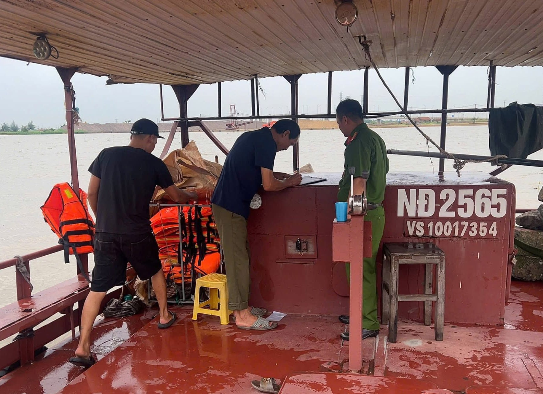 Ninh Bình cấm biển từ 7 giờ ngày 21/7 - Ảnh 1.