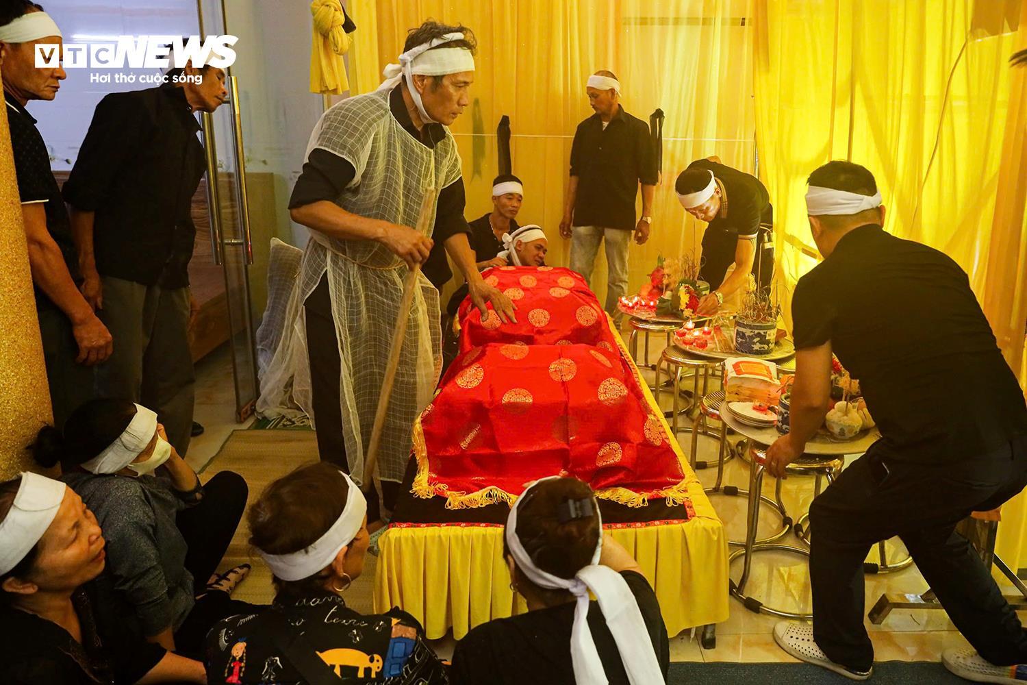 Người đàn ông gục ngã bên linh cữu bố mẹ và vợ, con thơ vẫn mất tích ngoài biển- Ảnh 3.