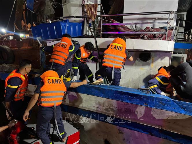 Tạm dừng hoạt động tàu chở khách trên vịnh Hạ Long- Ảnh 1.