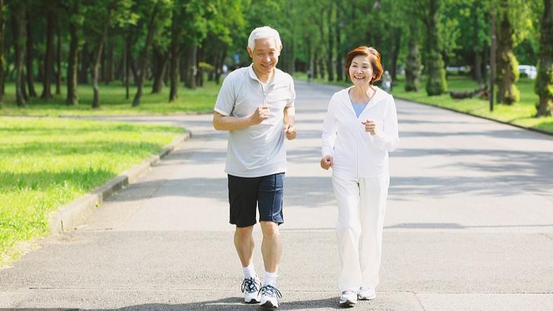 Nhìn dáng đi bộ biết ai là người sống lâu: Người đi bô nhanh và đi chậm ai sống lâu hơn? Sự chênh lệch tuổi thọ có thể lên tới 16 năm- Ảnh 4.