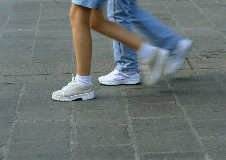 Nhìn dáng đi bộ biết ai là người sống lâu: Người đi bô nhanh và đi chậm ai sống lâu hơn? Sự chênh lệch tuổi thọ có thể lên tới 16 năm- Ảnh 2.