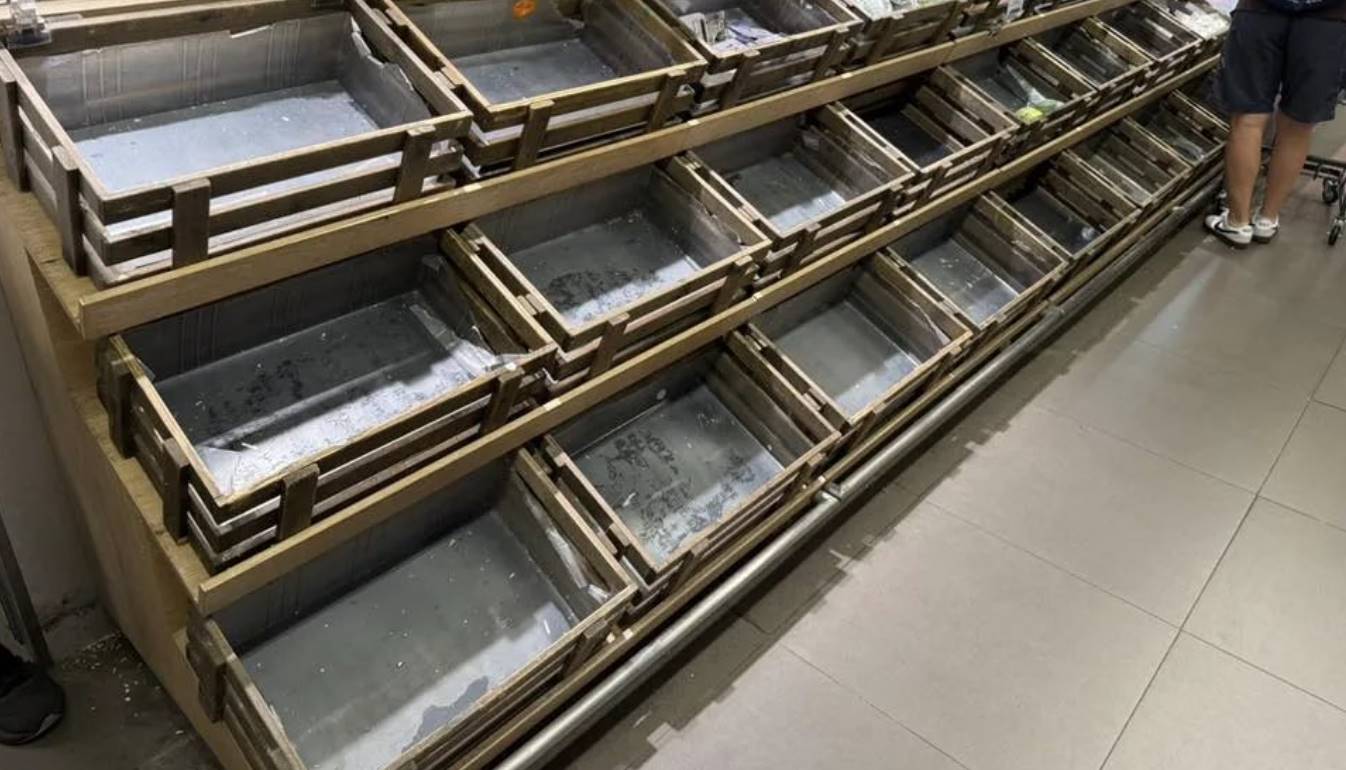 Bên trong siêu thị trống trơn trước bão Wipha, 1 loại rau bị người Trung Quốc đồng loạt bỏ lại: Lý do gì bị "ghẻ lạnh"?- Ảnh 5. Bên trong siêu thị trống trơn trước bão Wipha, 1 loại rau bị người Trung Quốc đồng loạt bỏ lại: Lý do gì bị "ghẻ lạnh"?- Ảnh 5.