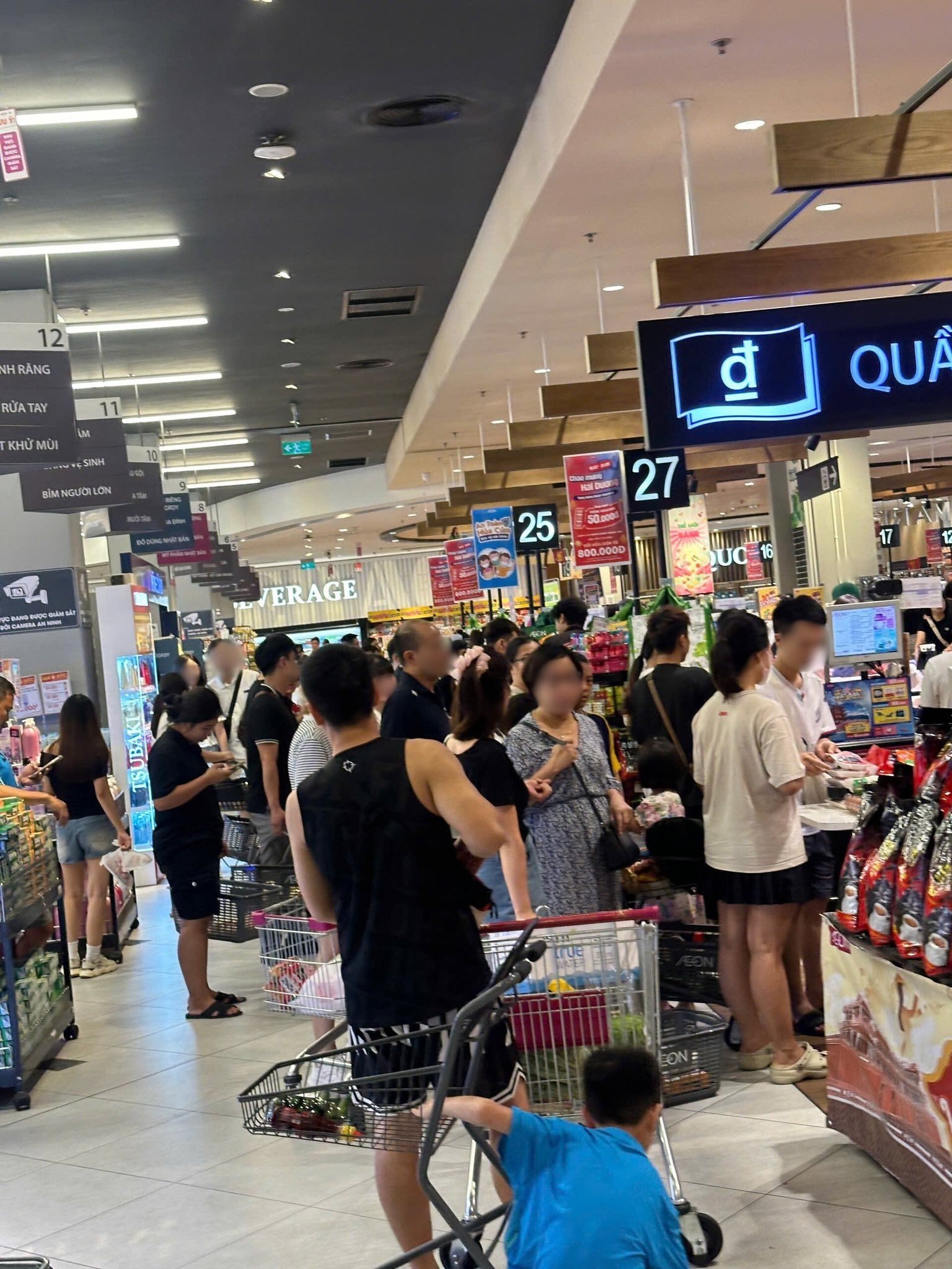 Siêu thị, chợ "thất thủ" trước bão - Tích trữ nhu yếu phẩm sao cho đúng? - Ảnh 2.