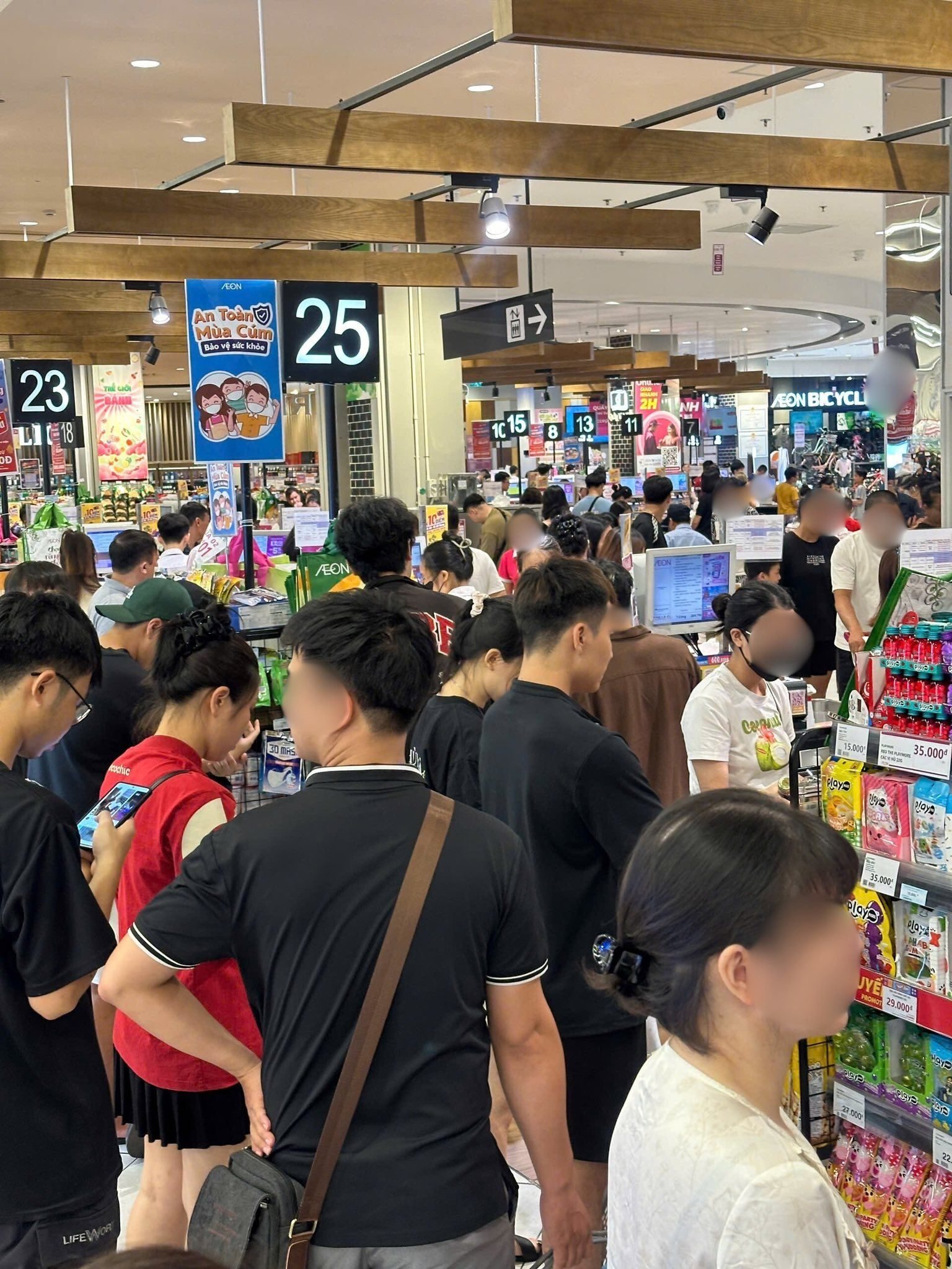 Siêu thị, chợ "thất thủ" trước bão - Tích trữ nhu yếu phẩm sao cho đúng? - Ảnh 3.