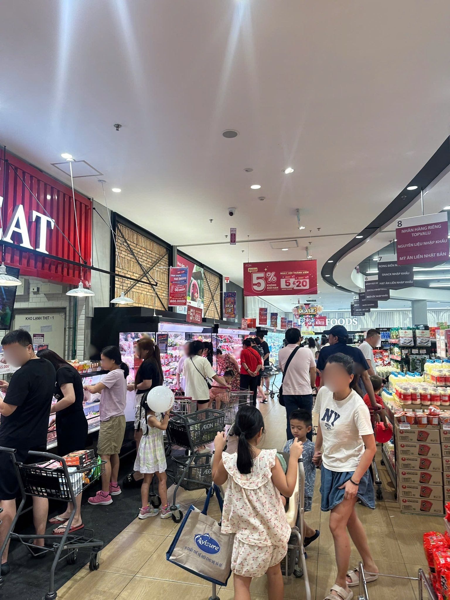 Siêu thị, chợ "thất thủ" trước bão - Tích trữ nhu yếu phẩm sao cho đúng? - Ảnh 1.