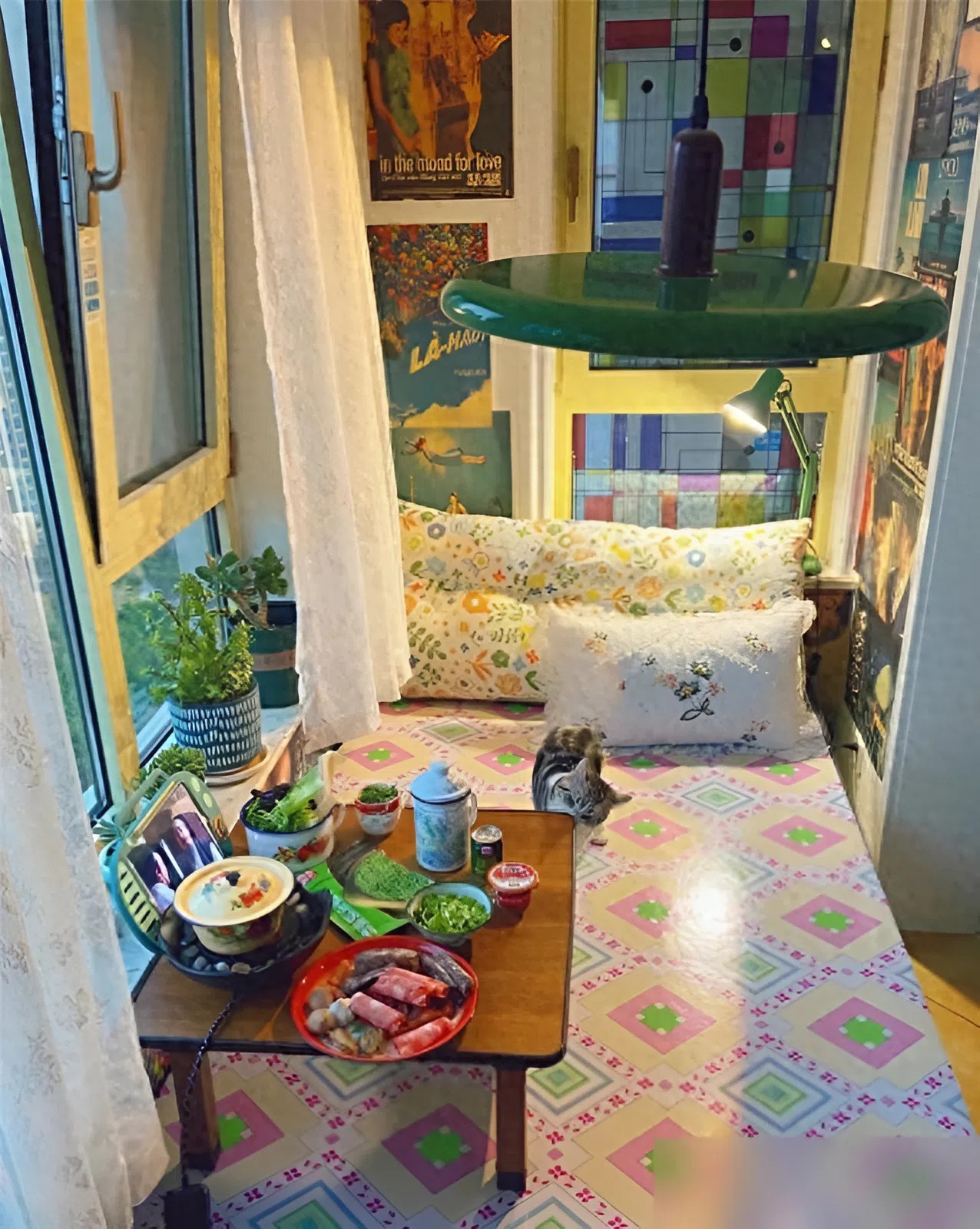 Ban công nhỏ, giường đơn và vài chậu cây: Góc thư giãn đơn giản nhưng khiến hàng nghìn người "thả tim" - Ảnh 1.